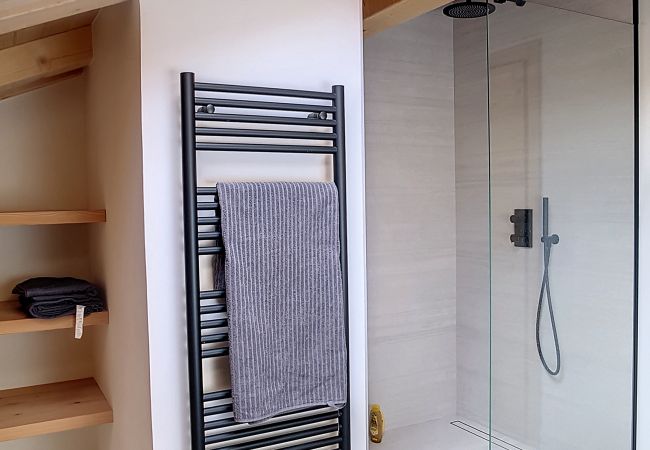 Chalet à Demi-Quartier - 1 SAISON Chalet des Prés - JAILLET - Chalet à Demi-Quartier - 1 SAISON Chalet des Prés - JAILLET -